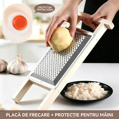 Dispozitiv 2-în-1 pentru Răzuire cu Protecție Inclusă. Ideal pentru piure de cartofi, morcovi, usturoi sau hrean!