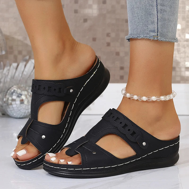 👡【Piele naturală integrală îmbunătățită】Papuci la modă cu platformă tip pană și inel decorativ