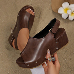 Sandale fashion cu platformă groasă și talpă wedge cu nituri