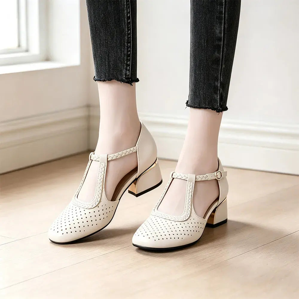✨ Eleganță retro și confort absolut! Sandale elegante din piele moale cu toc gros mic și perforații (Mărimi 35-40 / Design T-Bar cu împletitură)! 👡