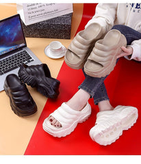 【30%OFF】【36-41】2026 papuci noi de vară pentru femei, cu talpă groasă, cu tocuri cu pană, pentru purtarea exterioară, înălțirea și slăbirea pantofilor