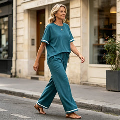 Compleu Casual de Damă din Două Piese, Tricou cu Gât Rotund și Pantaloni Lungi Largi – Detalii cu Dungi Finisate, Material Moale, Respirabil și Elastic