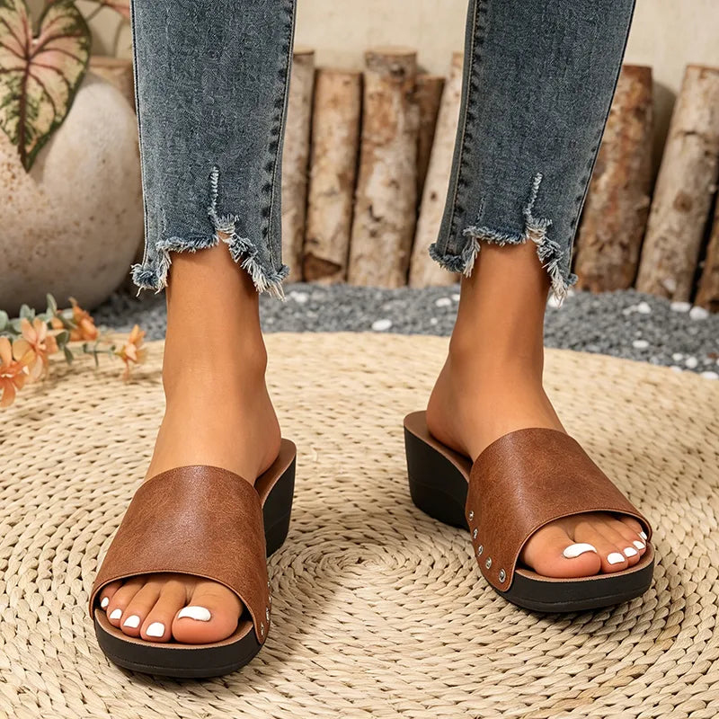 👡【Aspect de piele naturală】Papuci cu platformă tip wedge, stil retro, decorați cu nituri metalice