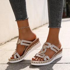 👡 Papuci Saboți Premium cu Platformă Pană – Decupaje Geometrice și Detalii Metalice, 3 Culori, Mărimi Mari 36-43! ☀️✨