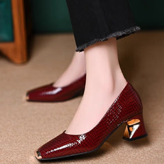 ✨【Cel mai bine vândut articol din magazin】🔥Pantofi eleganți din piele stil francez, cu toc lat, din piele de lux cu model de șarpe și vârf metalic