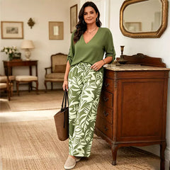 Set de Damă din 2 Piese de Vară – Bluză cu Guler în V și Pantaloni Largi cu Imprimeu Tropical, Stil Casual