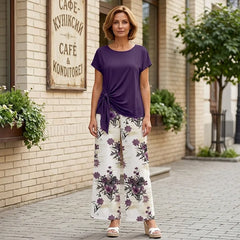 Colecția 2026: Tricou cu nod decorativ și pantaloni largi cu imprimeu floral. Croială lejeră care subțiază optic silueta!