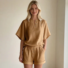 Compleu de Vară din 2 Piese pentru Femei – Bluză Lejeră cu Nasturi și Pantaloni Scurți, Material Moale, Respirabil și Răcoros, Stil Casual