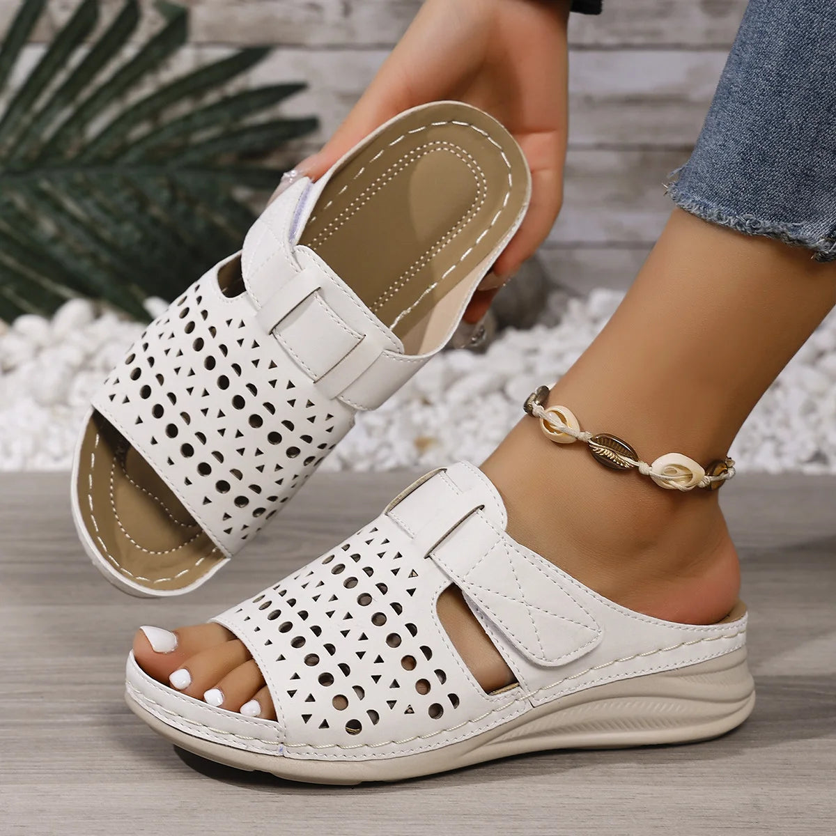 👡【Piele naturală integrală îmbunătățită】Papuci la modă cu platformă tip pană, talpă moale și design decupat