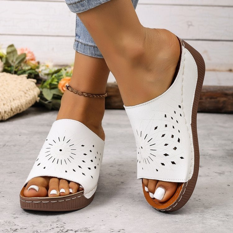 Papuci cu platformă tip pană și decupaje geometrice, cu aspect elegant și rafinat