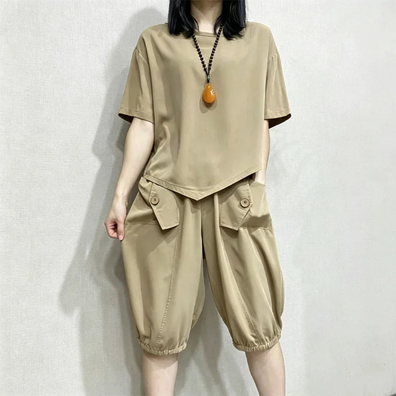 Costum de Vară Lejer Marimi Mari pentru Femei, Set Bluză Asimetrică și Pantaloni Scurți Bufnanți cu Nasturi, Material Respirabil și Moale, Croială Relaxed