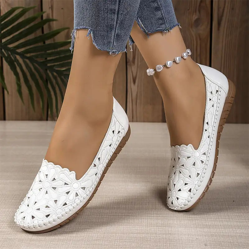 【36-43】🌸 Pantofi comozi cu broderie perforată și talpă moale – respirabili, eleganți și perfecți pentru purtare zilnică