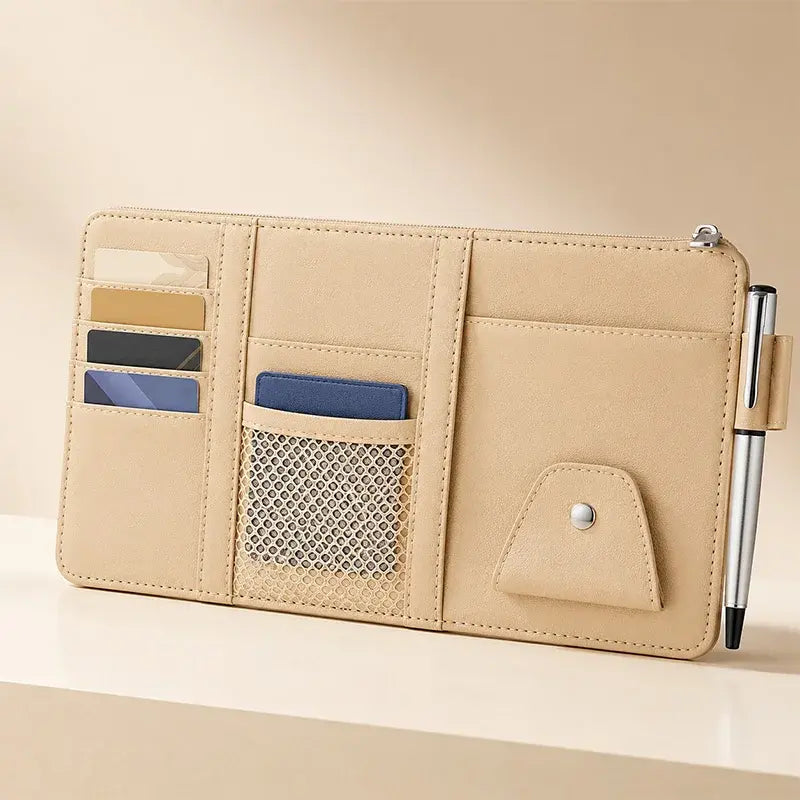 🚗 Organizator Multifuncțional din Piele pentru Parasolar Auto 💳 | Buzunar Mare cu Fermoar · Suport Ochelari, Carduri & Pix · Montare Rapidă · Nu Blochează Vizibilitatea